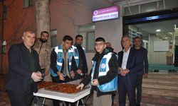 İbrahim Halil Camii'nde Teravih Çıkışı Cemaate Tatlı İkramı