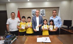 Batman'ın Minik Yazarları Kitaplarını Milli Eğitim Müdürü'ne Sundu