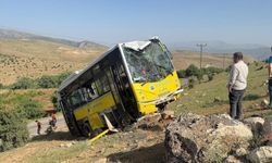 Yolcu otobüsü şarampole devrildi: Sürücü hafif yaralandı