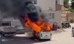 Adana'da park halindeki minibüs yandı