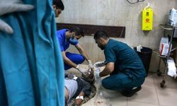 Kutsal görevlerini ihmal etmiyorlar: Han Yunus'taki doktorlar ölümle burun buruna hizmet veriyor