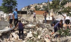 Kudüslü aileler evlerini kendi elleriyle yıkmaya zorlanıyor