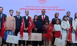 Batmanlı Öğrenci Hatice Azra, Türkiye Birinciliği Ödülünü İki Bakandan Aldı