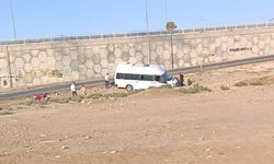 Köprülü kavşakta yoldan çıkan minibüs yürekleri ağza getirdi!