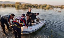 Baraj Kapakları Açıldı, Aile Araçta Mahsur Kaldı