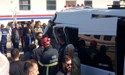 Yolcu treni öğrenci servisine çarptı: 17 öğrenci yaralandı