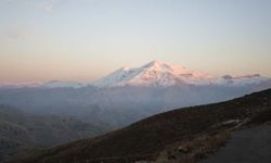 Mereto Dağı beyazlara büründü mevsimin ilk karı düştü