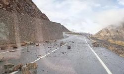 Siirt’te karayoluna çok sayıda kaya düştü: Facianın eşiğinden dönüldü
