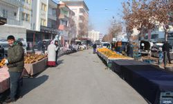 Batman'da dondurucu soğuk semt pazarlarını vurdu: Esnaf tezgâh açmakta zorlanıyor