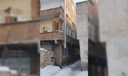 Diyarbakır’da çatılardan düşen buzlar korkutuyor