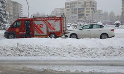 Diyarbakır'da otomobil itfaiye aracına çarptı