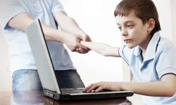 Ekran otizme neden olmaz, ancak riskleri göz ardı edilmemeli