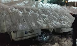 Garajın çatısı araçların üzerine düştü. Çok sayıda araç hasar gördü.