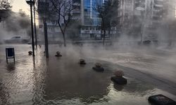 Sabah saatlerinde beklenmedik gelişme! Cadde sular altında kaldı!