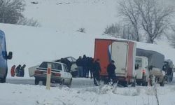 Sason Yolunda Gizli Buzlanma Tehlikesi: Araç Tarlaya Savruldu