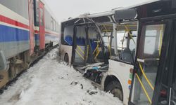 Tren belediye otobüsüne çarptı: Facianın eşiğinden dönüldü
