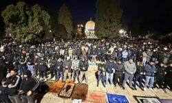 50 bin mümin tüm kısıtlamalara rağmen Mescid-i Aksa'da saf tuttu