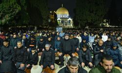 60 bin mümin Aksa'da: İşgalcilerin engellerine rağmen Mescid-i Aksa doldu