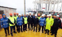 Bakan Bayraktar Dörtyol'daki FSRU tesisinde incelemelerde bulundu