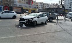 Batman'da Emniyet Kavşağında iki otomobil çarpıştı