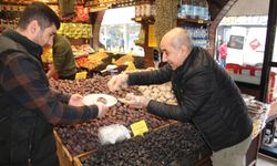 Batman'da Ramazan öncesi hurma tezgahlarında hareketlilik başladı