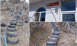 Camiye Ulaşmak İçin İlginç Bir Yöntem Buldular; Araç Lastiklerinden Merdiven