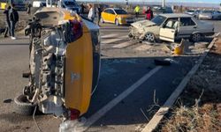 Diyarbakır'da taksi ile otomobil çarpıştı: 2 yaralı
