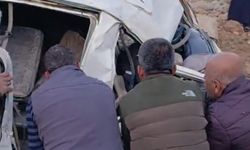 Arac Şarampole Yuvarlandı: 2’si Ağır 3 Yaralı