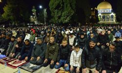 On binler Aksa'da: Kısıtlamalara rağmen 50 bin mümin kıyamda