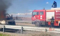 Seyir halindeyken alev alan kasalı pikap korkuttu