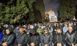 Tüm baskılara rağmen on binler Mescid-i Aksa'da saf tuttu
