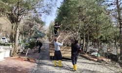 Batman'da Mezarlıklarda Budama Ve Temizlik Çalışması