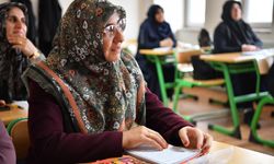 Yaşlı teyzelerin okuma azmi imrendirdi