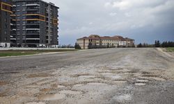 Başak Caddesi Sürücüleri Çileden Çıkardı: "Yollar Köstebek Yuvası!"