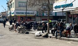 Batman’da İftar Bekleyişi Güneş Altında Sohbete Dönüşüyor