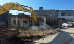 Belediye Yeşiltepe’de Tehlike Arz Eden Metruk Yapıyı Yıktı