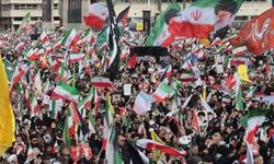 İran halkından Kudüs Günü yürüyüşüne yoğun katılım: Pezeşkiyan da yürüyüşe katıldı