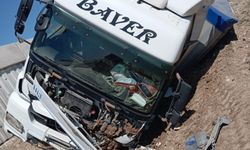 Kontrolden Çıkan Kamyon Uçuruma Yuvarlandı