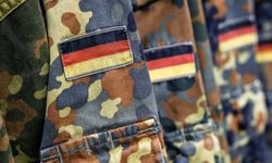Almanya'da erkeklerin uzun süreli yurt dışı seyahat için askeri onay almaları gerekebilir