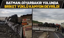 Batman-Diyarbakır Yolunda Briket Yüklü Kamyon Devrildi