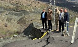 Baykan'da şiddetli yağış yolları çökertti: Ulaşım kontrollü sağlanıyor