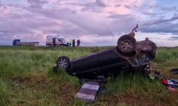 Diyarbakır'da kontrolden çıkan otomobil tarlaya uçtu: 11 yaralı