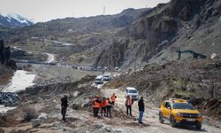 Hakkari-Van kara yolundaki heyelan bölgesinde çalışmalar sürüyor