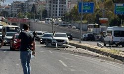 İzmir'de freni patlayan tır, araçlara çarptı: Ölü ve yaralılar var