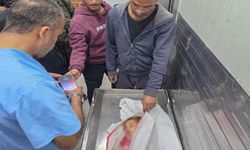 Siyonistler Gazze'de küçük kız çocuğunu şehit etti