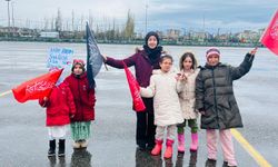 Yağmura Aldırmadan Etkinlik Vaktinden Çok Önce Alana Gelen Minikler Duygulandırdı
