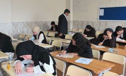 Yüzlerce öğrenci umre ödüllü bilgi yarışmasında ter döktü