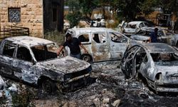 Batı Şeria'da Yahudi çetelerin zulmü: Filistinlilere saldırıp araçlarını ateşe verdiler