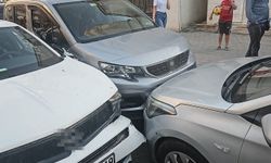Batman'da kontrolden çıkan otomobil park halindeki 3 araca çarptı