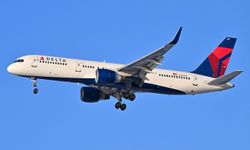 Delta uçağı motor arızası nedeniyle Paris'e acil iniş yaptı